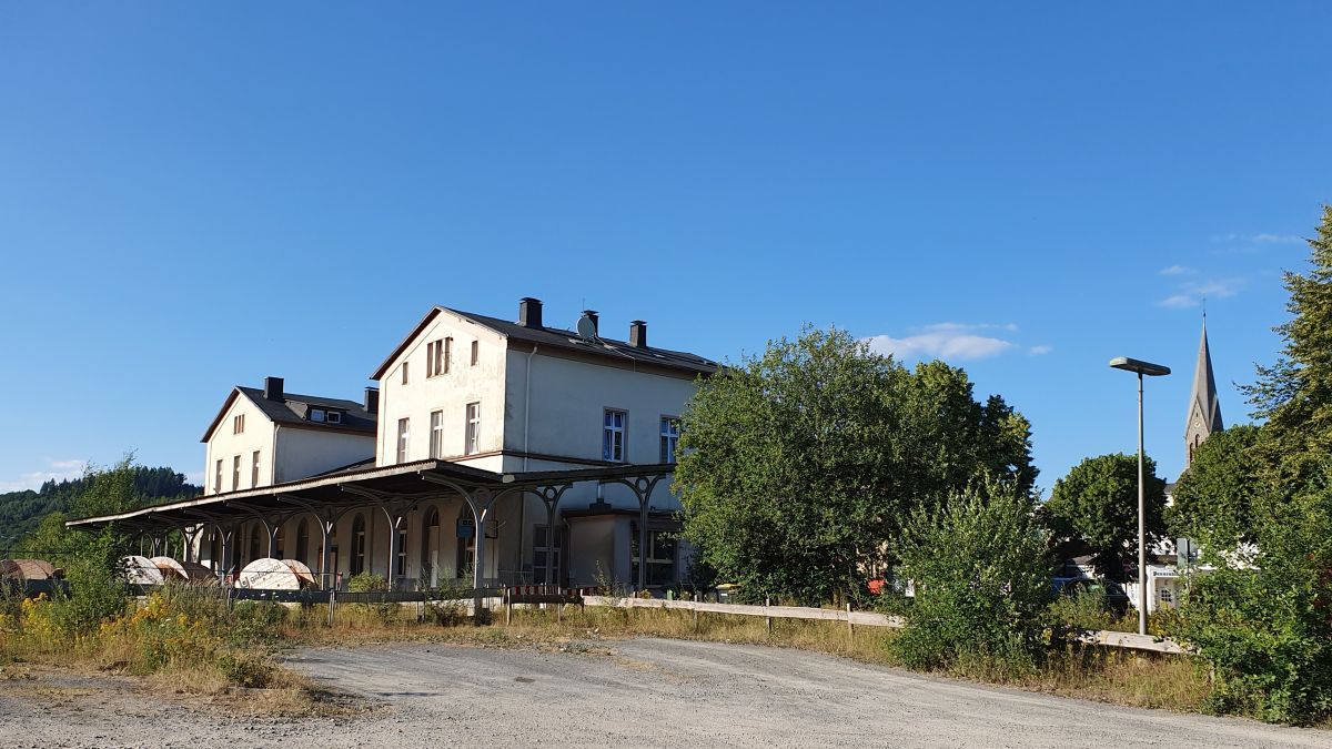 Auf dem Gelände bzw. in Teilen des ehemaligen Bahnhofsgebäudes soll das Stadtmuseum als Bestandteil des neuen Rathauses entstehen. von Wolfgang Schneider