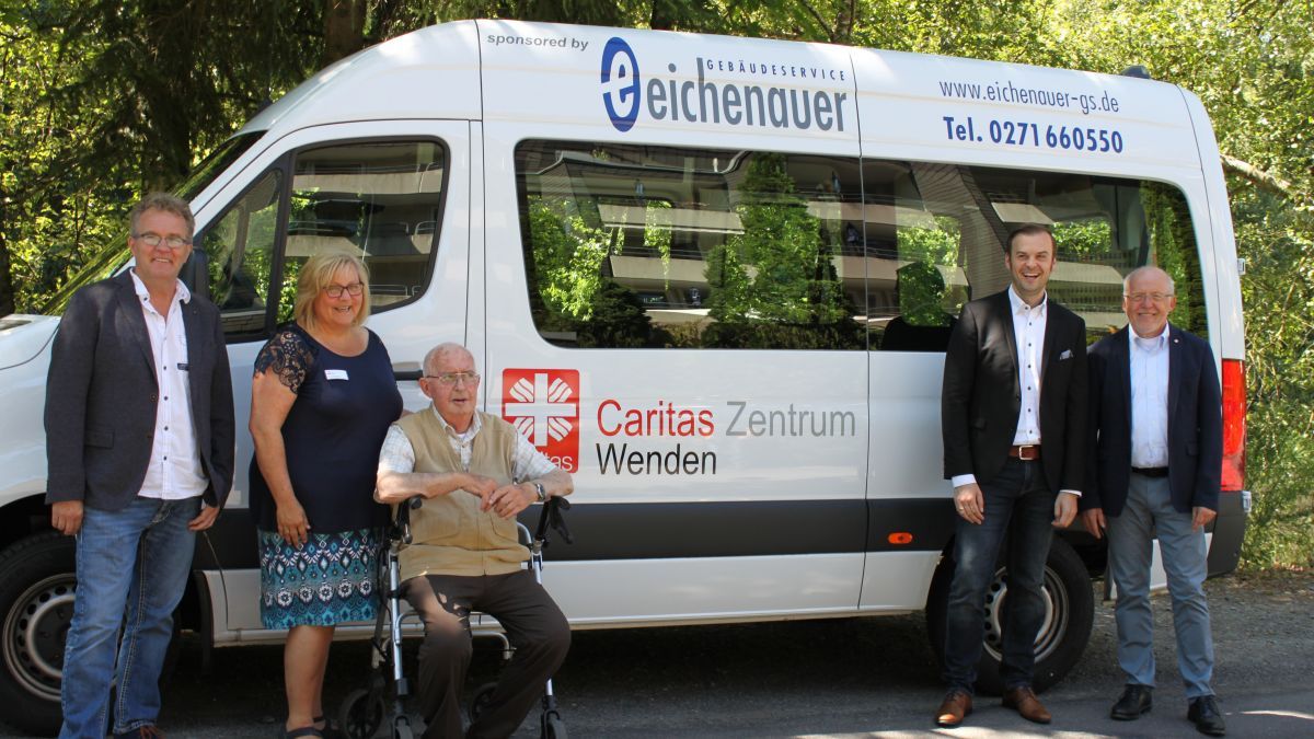 Patrick Ebel, Geschäftsführer der Firma Eichenauer (2. von rechts) übergab die „mobile Spende“ an die Caritas-Verantwortlichen rund um Anne Solbach, Leiterin der Wendener Tagespflege. von privat