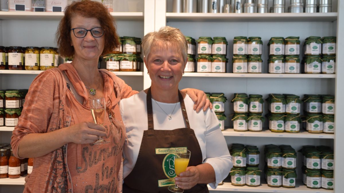 Sylvia Hilsmann (links) und ihre Nachfolgerin Ulrike Horenkamp als Inhaberin der Attendorner Senfmühle. von Anzeige: Barbara Sander-Graetz