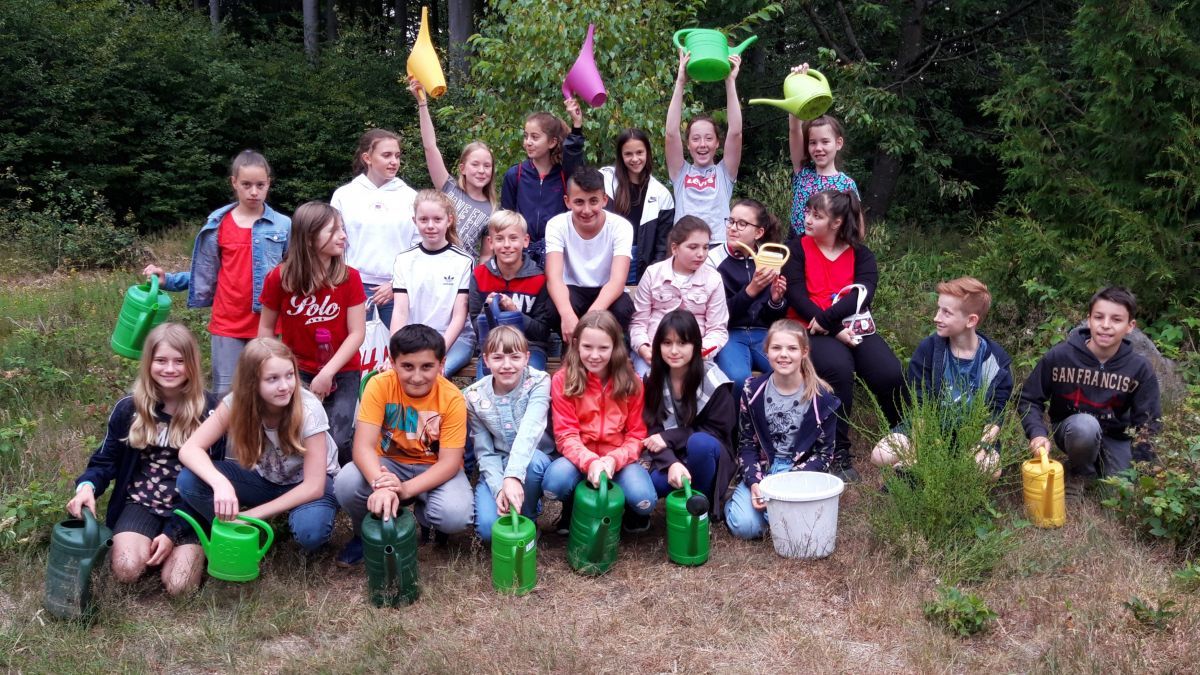 Vier Klassen waren am Freitag, 5. Juli, im Schulwald des SGO, um die Bäume zu bewässern. von privat