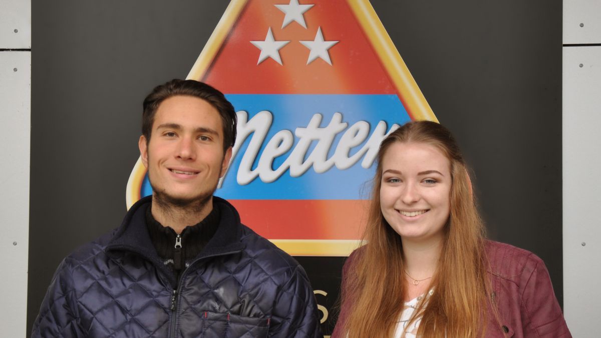 Saskia Bachmann und Alessandro Catania machen als Azubi-Botschafter in den Schulen der Region Werbung für eine Ausbildung bei Metten. von privat