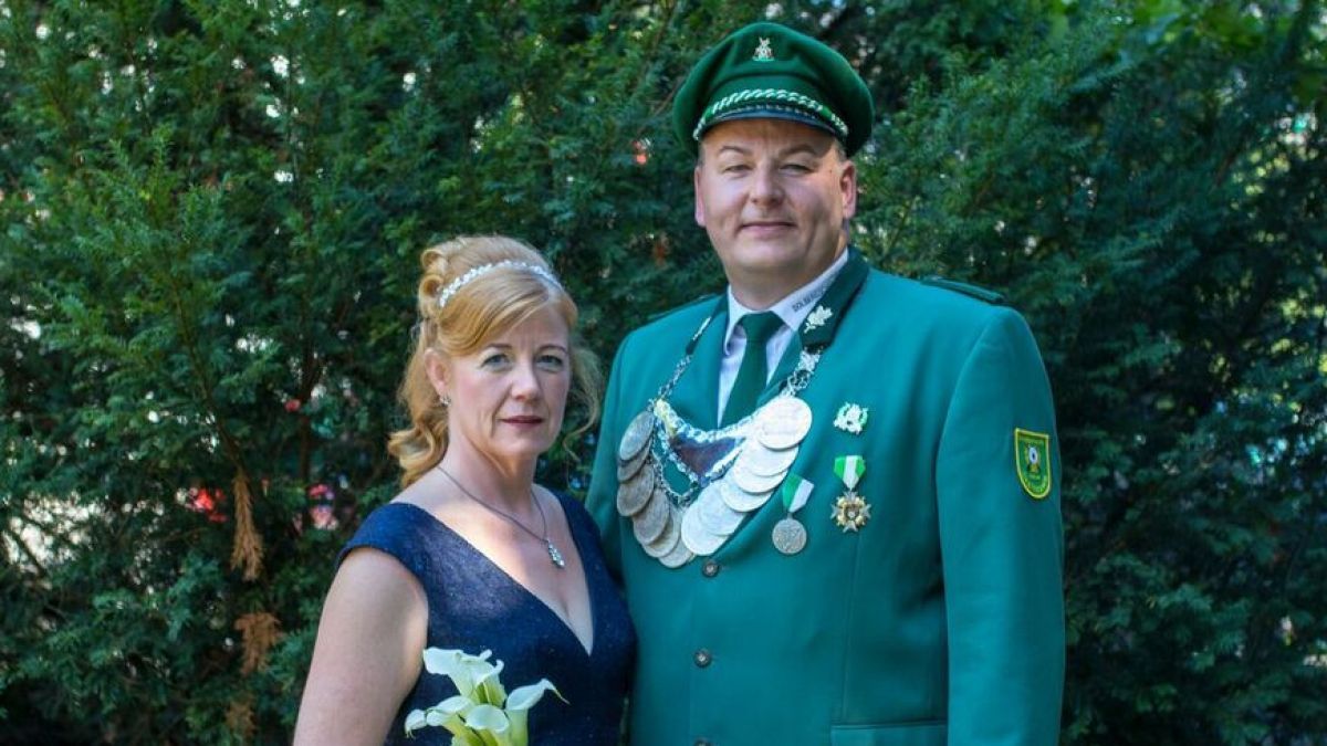 Das amtierende Königspaar Sascha und Kerstin Fuhlen freut sich auf das anstehende Schützenfest in Saalhausen. von privat
