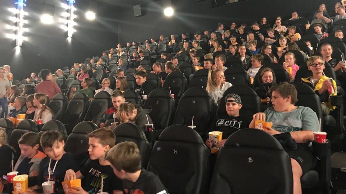 150 Schüler hatten einen schönen Nachmittag im Olper Kino. von privat