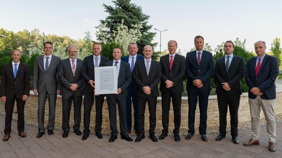 Vertreter der LEWA nahmen die Auszeichnung von Kirchhoff Automotive in Ungarn entgegen. von privat