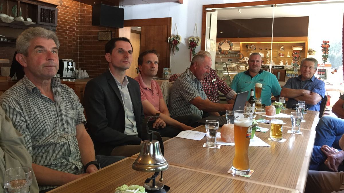 Bürgermeister Christian Pospischil (zweiter von links) stellte sich den Fragen und Wünschen der Listerscheider. von privat