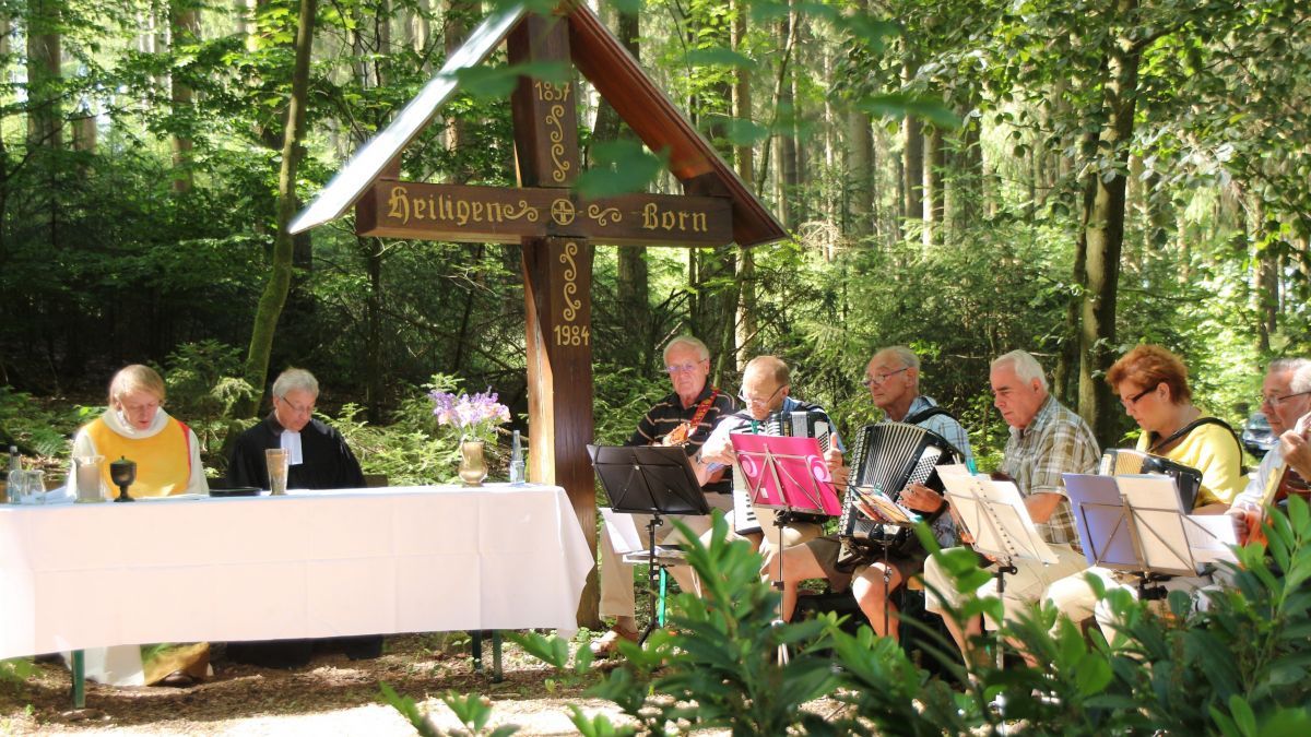 Die Volksliedergruppe gestaltete den Waldgottesdienst musikalisch mit. von privat