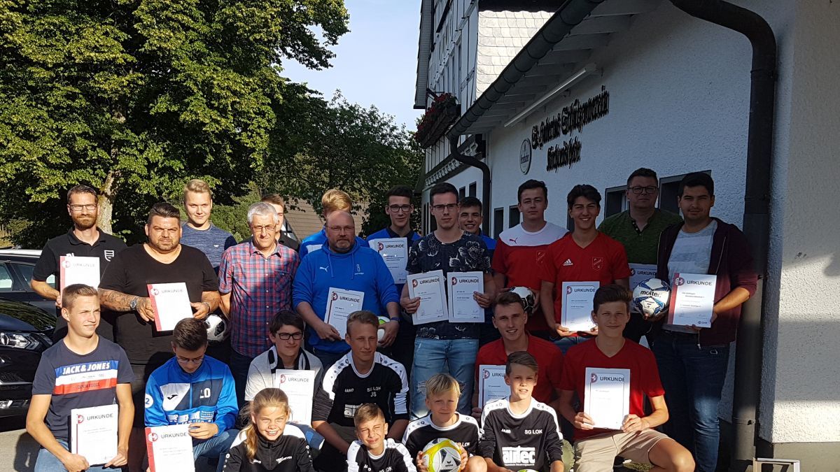 Die Vereinsvertreter nahmen beim Staffeltag der Junioren in Kirchveischede die Meisterurkunden in Empfang. von privat