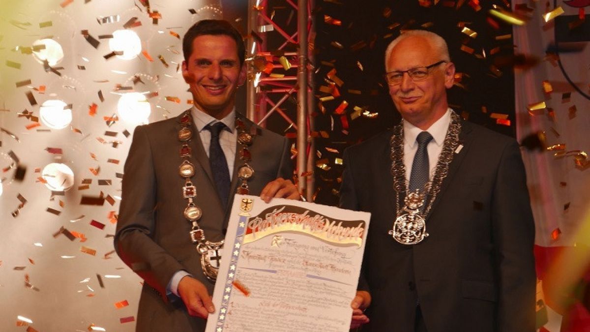 Attendorns Bürgermeister Christian Pospischil und Grzegorz Kubik, Bürgermeister von Rawicz, präsentieren die unterzeichnete Partnerstadt-Urkunde. von Sofia Isphording