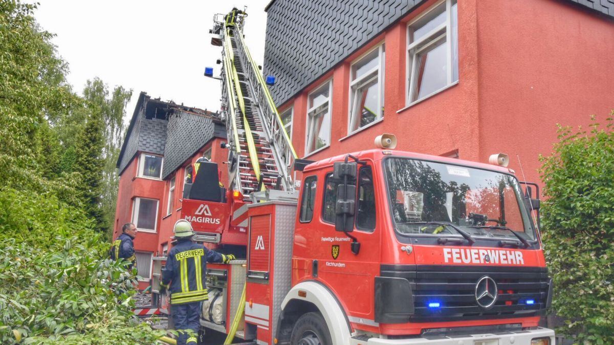 130 Einsatzkräfte kämpfen gegen einen Dachstuhlbrand im Hotel Carpe Diem auf der Schwartmecke. von Nils Dinkel