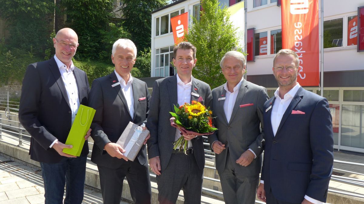 Bürgermeister Stefan Hundt, Bernd Schablowski, Frank Arens, Ralf Gellermann und Heinz-Jörg Reichmann (v.l.). von Sparkasse Attendorn-Lennestadt-Kirchhundem