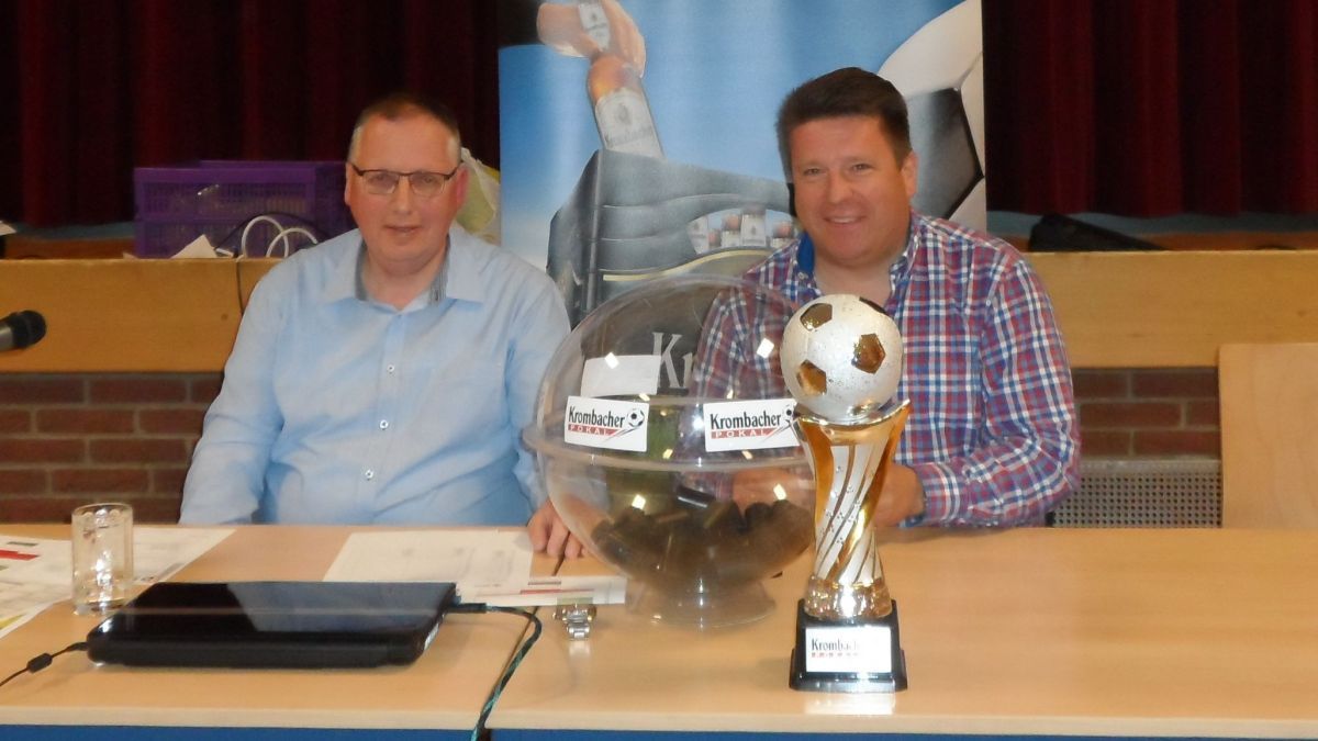 Thomas Will (links) und Jens Selter losten die Begegnungen im Krombacher Pokal aus. von privat