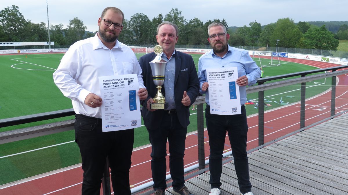 Stellten das Turnier um den Volksbank-Cup vor (von links): Thomas Krüttgen (2. Vorsitzender FSV), Lambert Stoll (Gemeindesportverband) und Kai Müller (1. Vorsitzender FSV). von Wolfgang Schneider