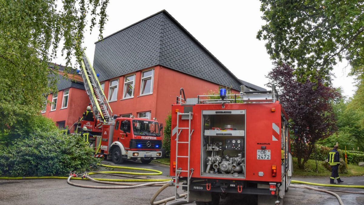 Der Brand hielt die Feuerwehr stundenlang in Atem. von Nils Dinkel