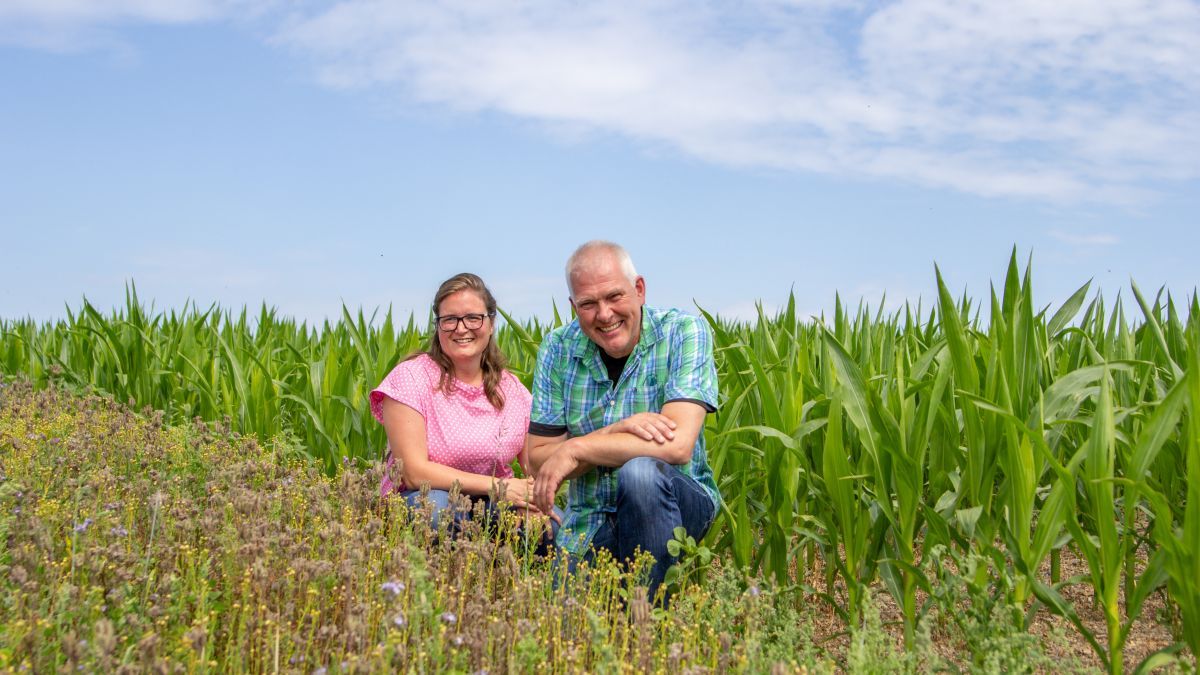 Lisa Sternberg (Landwirtin) und Michael Richard, Vorsitzender des Landwirtschaftlichen Kreisverbandes Olpe, unterstützen die Aktion  „Blühendes Band durch Bauernhand". von Christine Schmidt