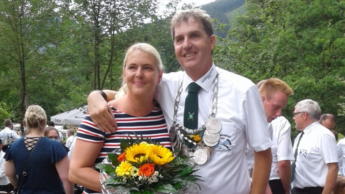 Max Kroon und Nicole Hessmann sind neues Königspaar in Saalhausen. von Angelika Brill
