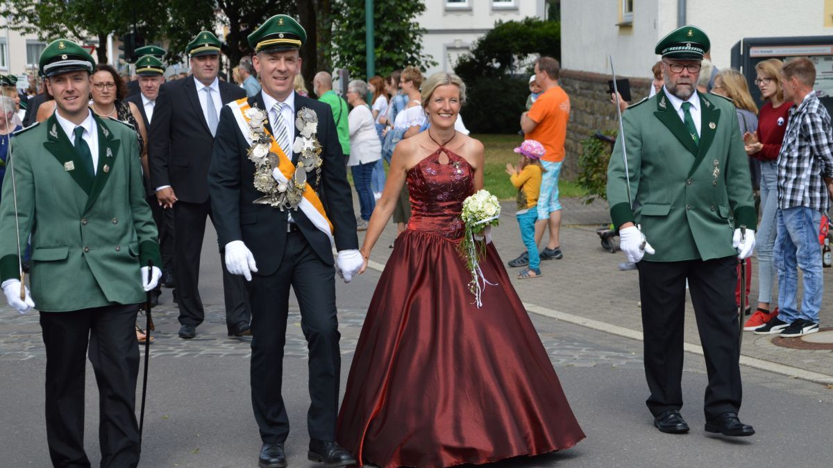 Das neue Kaiserpaar Carsten und Jenny Buschmann beim Festzug am Sonntag. von Barbara Sander-Graetz
