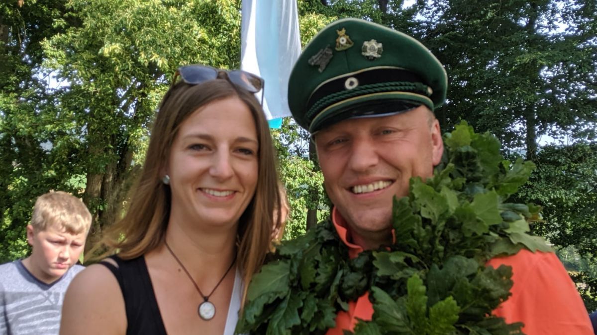 Nadine und Willi Kamp sind das neue Königspaar in Ennest. von Barbara Sander-Graetz
