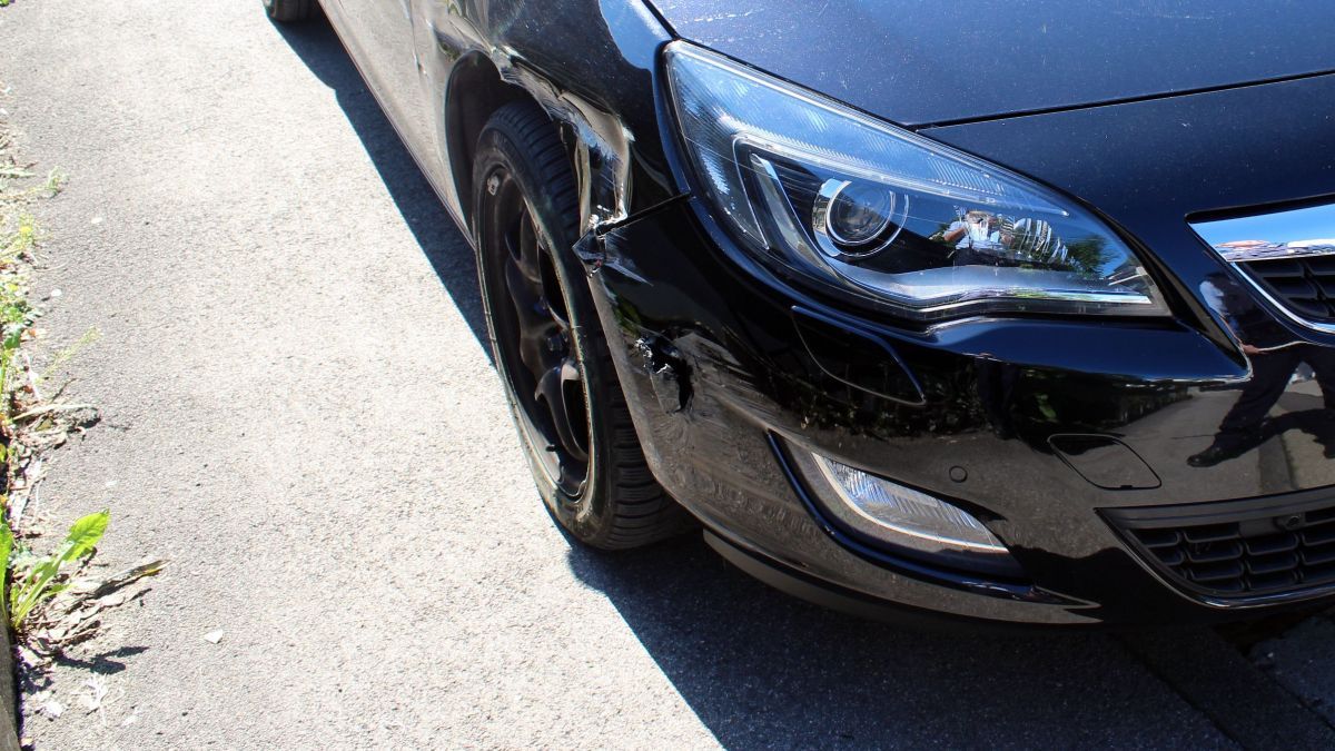 Der Opel wies deutliche Beschädigungen auf. von Polizei Olpe