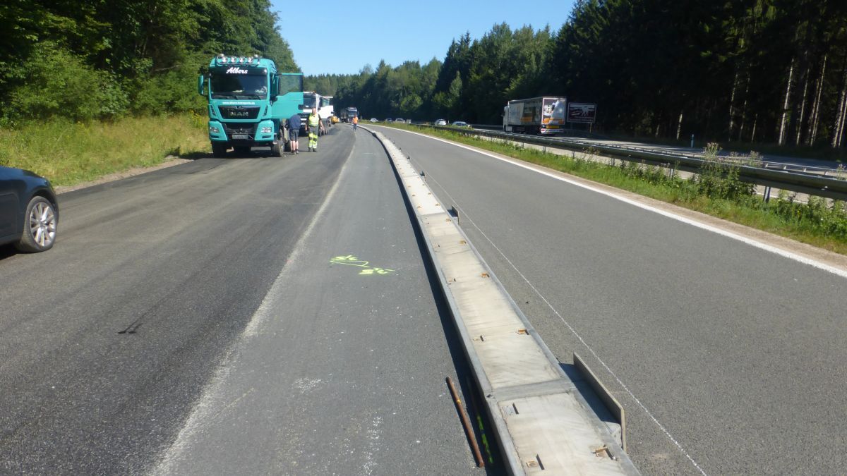 Die umgestürzte Stahlwand auf der A 45 zwischen Meinerzhagen und Drolshagen soll wieder aufgerichtet werden. von Straßen.NRW
