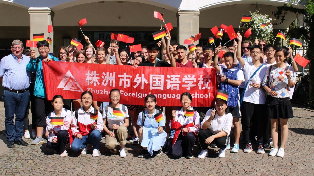 Der stellvertretende Bürgermeister der Hansestadt Attendorn Horst Peter Jagusch (links) begrüßte die Teilnehmer eines deutsch-chinesischen Jugendaustausches im Attendorner Rathaus. von privat
