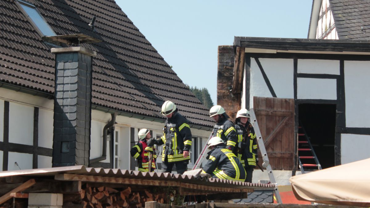 Die Außenverkleidung des Schornsteins rechts im Bild war in Brand geraten. von Wolfgang Schneider