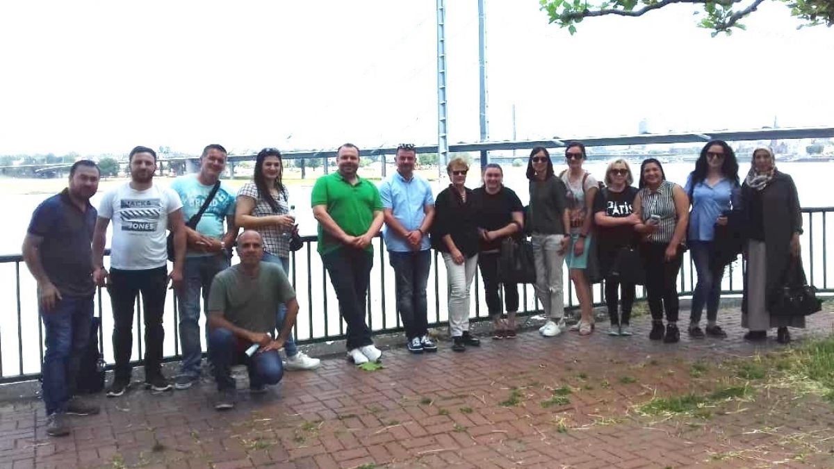 Das Foto zeigt die Teilnehmer des Integrationskurses  nach dem Besuch des Landtags am Rheinufer. von privat