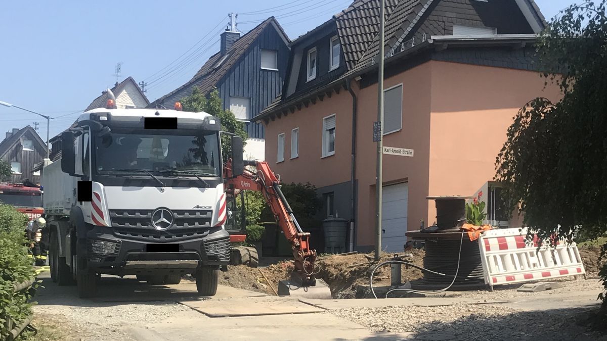 Bei Straßenbauarbeiten am Südring in Hünsborn wurde eine Gasleitung beschädigt. von Feuerwehr Wenden