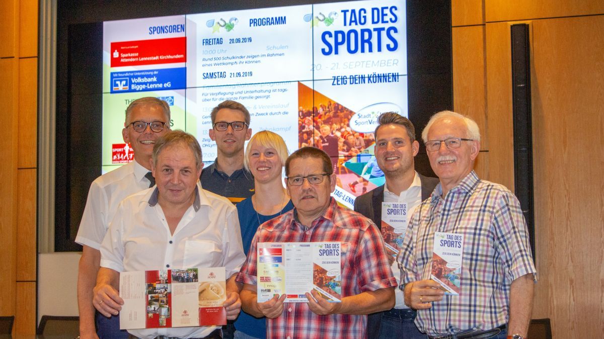 Die Vorstandsmitglieder des SSV stellten das Programm zum Tag des Sports vor. Auch die Sponsoren von Volksbank (Bernd Kremer, rechts) und Sparkasse (Fabian Quast, z.v.re) waren zu gegen. von Christine Schmidt
