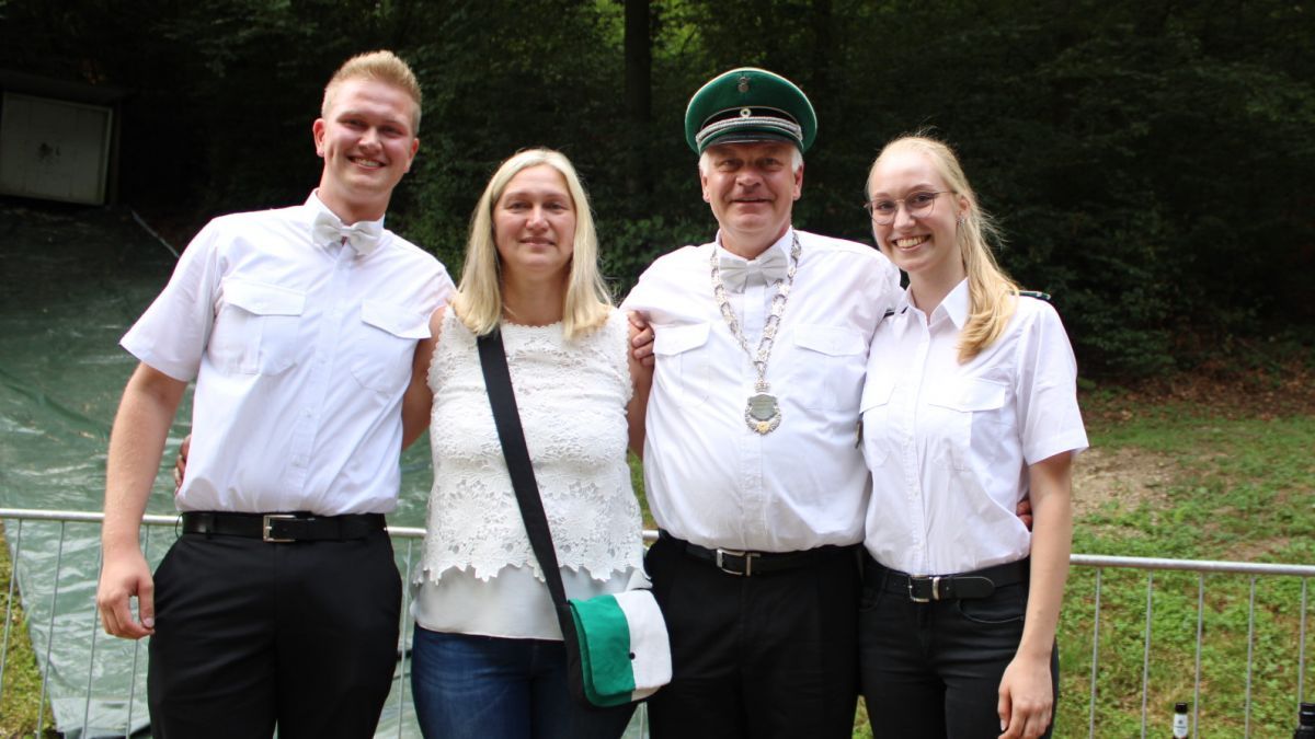 Ludger und Nicole Cramer sind das neue Königspaar in Biekhofen. Auch die Kinder Fabian und Pia freuten sich mit den neuen Majestäten. von Angelika Brill