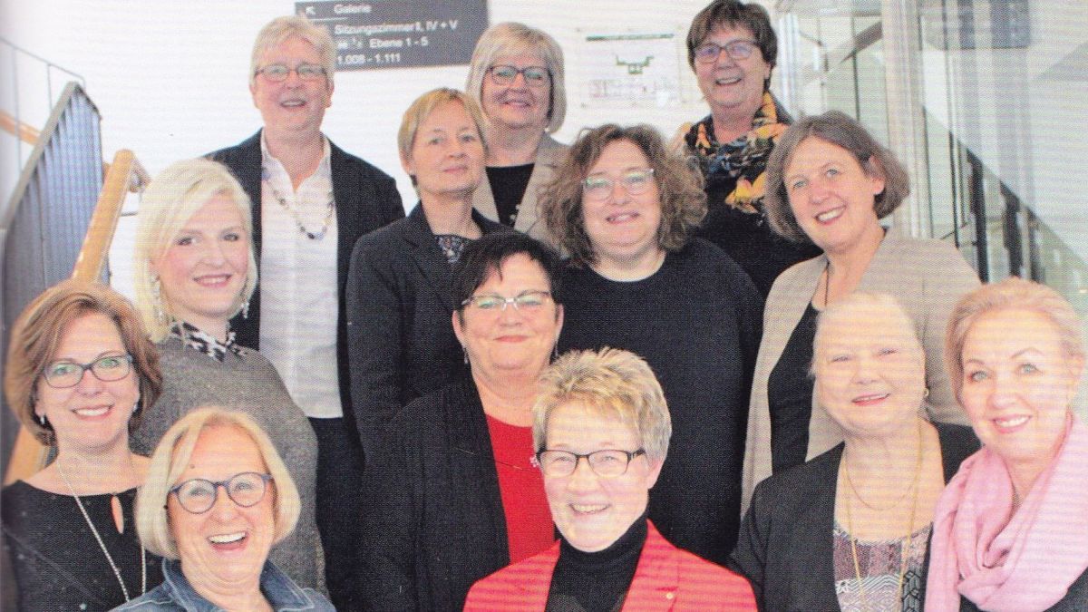 Das Titelbild von „Südsauerland“ zeigt die Frauen des Olper Kreistags im Jahr 2019. von Hans-Werner Voß