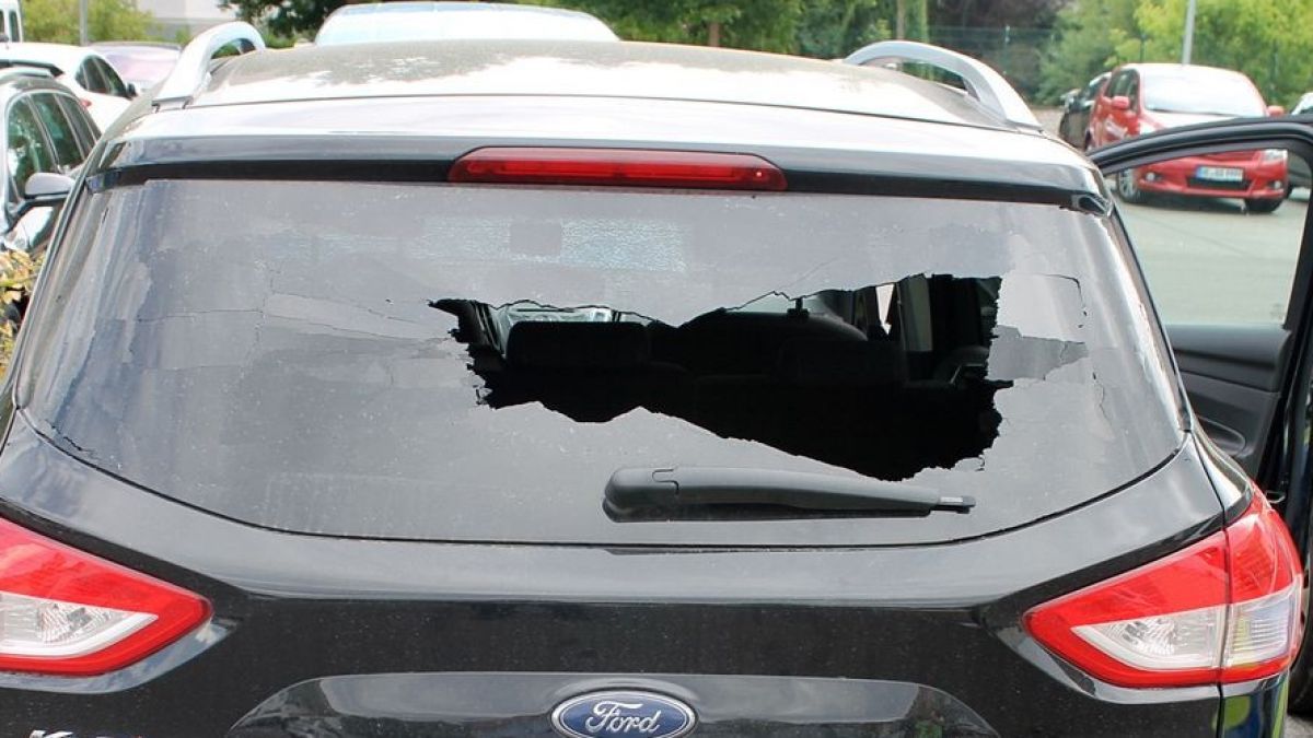 Die zerstörte Heckscheibe des geparkten Autos. von Polizei Olpe