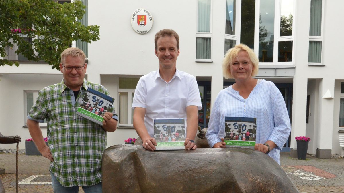 Das Autoren-Duo Nicole und Axel Williams mit Wendens Bürgermeister Bernd Clemens (Mitte) bei der Buchvorstellung. von Gemeinde Wenden