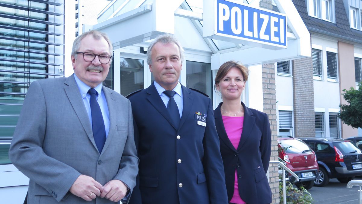 Landrat Frank Beckehoff (links) und Jessica Morgala, Leiterin der Direktion Kriminalität, begrüßten Polizeioberrat Jürgen Griesing. von Wolfgang Schneider