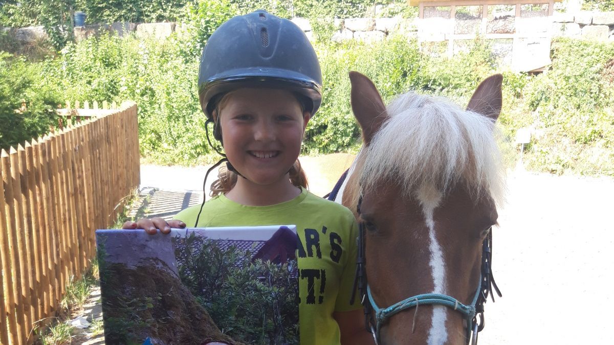 Sophie Kaufmann (9 Jahre) hat keine Probleme mit der  Straßensperrung. Sie wird von ihrem Pony in die Malwerkstatt gebracht. Zur Heider Kunsttour wird das Pony aber zu Hause bleiben. von privat