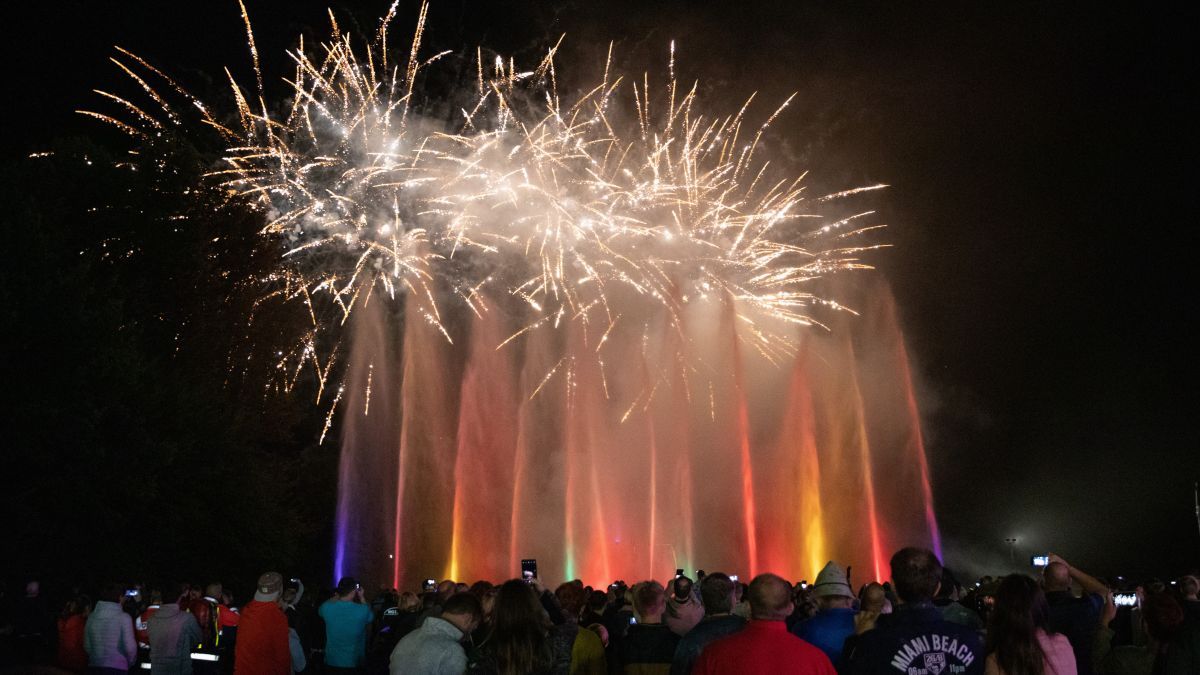 Die Besucher waren begeistert von den wunderbaren Licht-, Wasser- und Feuerwerkseffekten. von Kai Osthoff