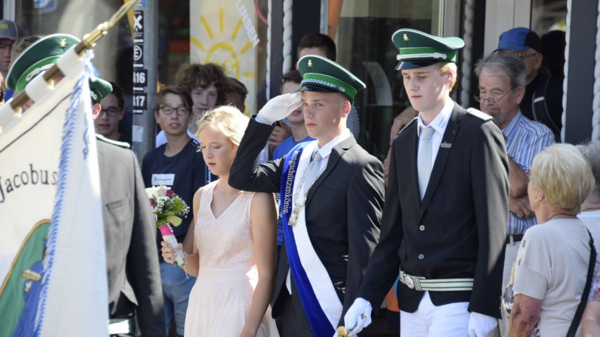 Auch das neue Jungschützenkönigspaar Joshua Ivo und Marie Erhart präsentierte sich im großen Festzug. von Nils Dinkel