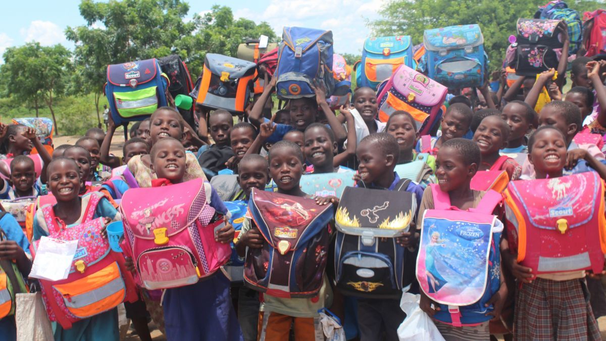Die Kinder in Malawi freuen sich über die geschickten Rucksäcke. von Privat