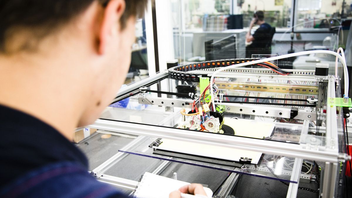 Technik hinterm Essen, Azubis in der Lebensmittelindustrie sind längst am 3D-Drucker aktiv. von NGG