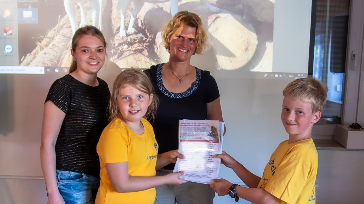 (von links): Katharina Scheele (Leitung Pfötchenclub, Tierheim Olpe), Dr. Gaby Neumann (Ärzte gegen Tierversuche) und Lisa und Johann (Mitglieder Pfötchenclub). von privat