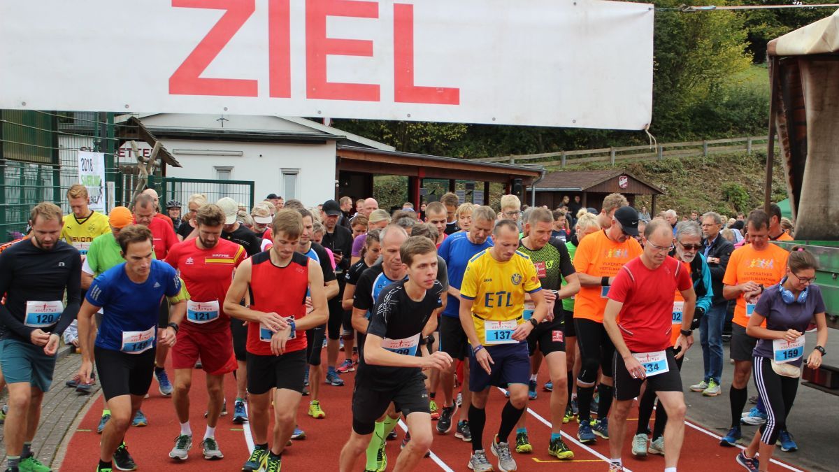 Startschuss des 11 Kilometer-Lauf mit Vorjahressieger André Löher (TriFun Hennesee) in der ersten Reihe. von privat