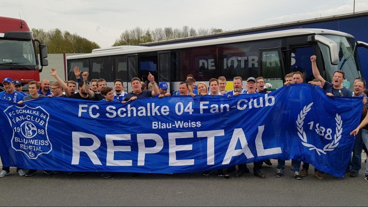 Bei den Königsblauen mit dabei: Die Schalke Fans aus dem Repetal. von privat