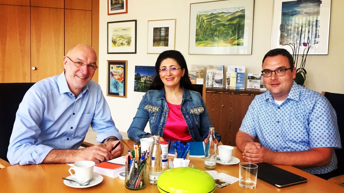 Nezahat Baradari (SPD-MdB) im Gespräch mit Bürgermeister Stefan Hundt (links) und dem Beigeordneten Karsten Schürheck. von privat