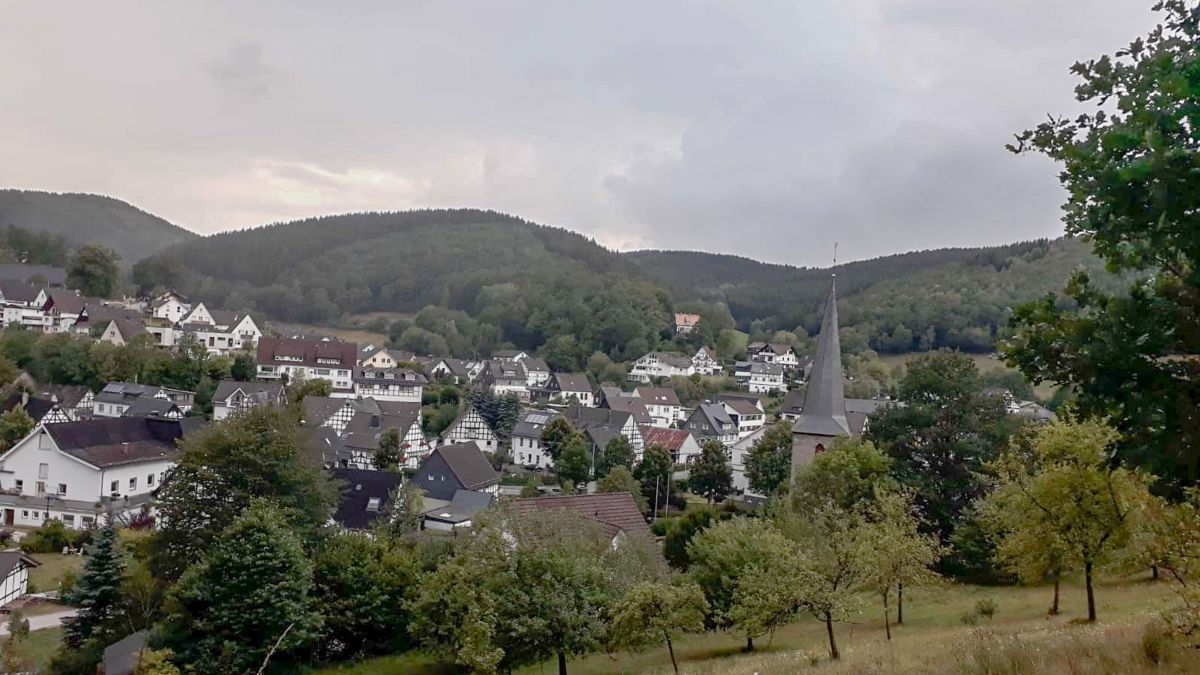 Der Blick auf Kirchveischede vom Kellenberg. von Jana Heinemann