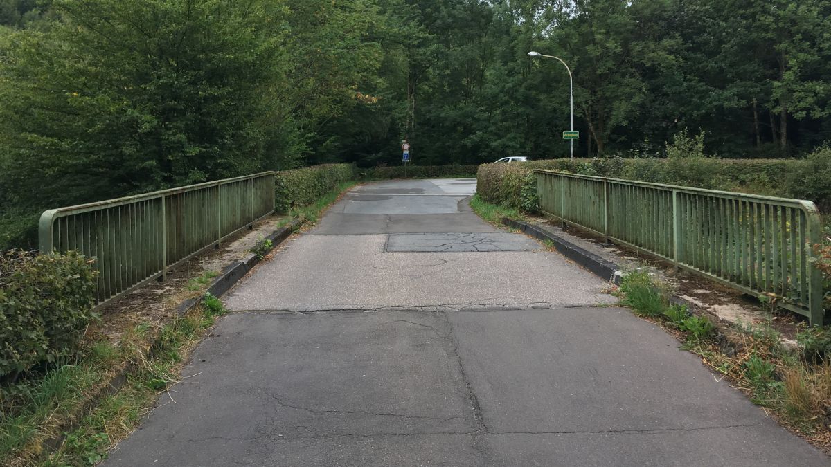 Grund für die Sperrung ist die Sanierung der Straßenbrücke über der Bahnlinie Attendorn-Olpe. von privat