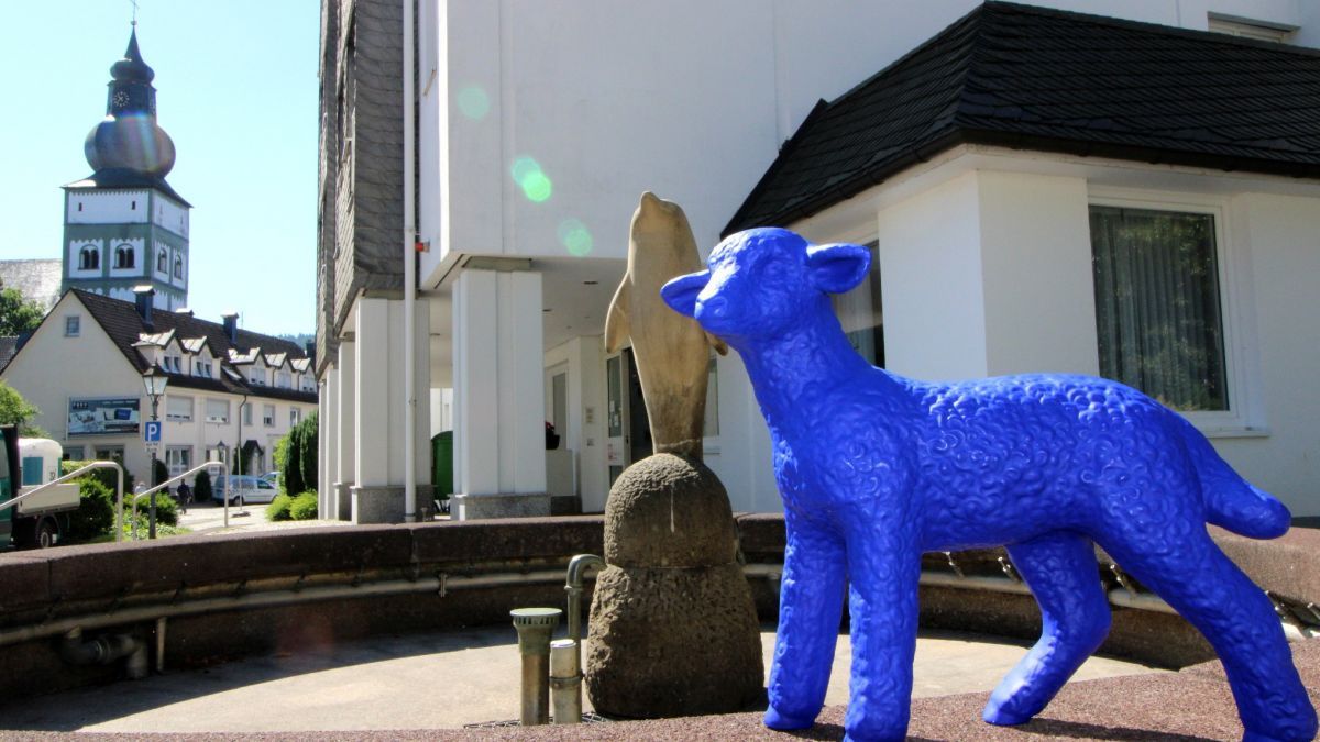 Seit Monaten sorgt das blaue Schaf „Theodor“ in Attendorn als beliebtes Fotomotiv für Aufsehen. Jetzt bekommt es endlich Verstärkung. von privat