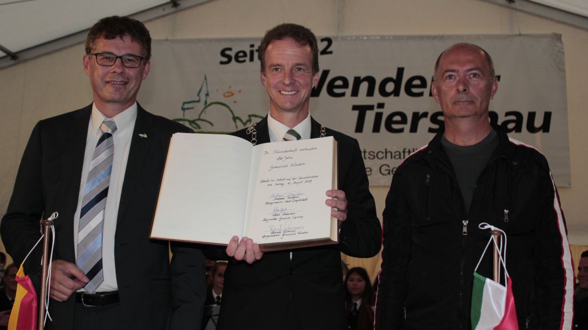 Die Bürgermeister von Dingelstädt, Wenden und Lepsény (von links) mit dem Goldenen Buch der Gemeinde Wenden. von Wolfgang Schneider