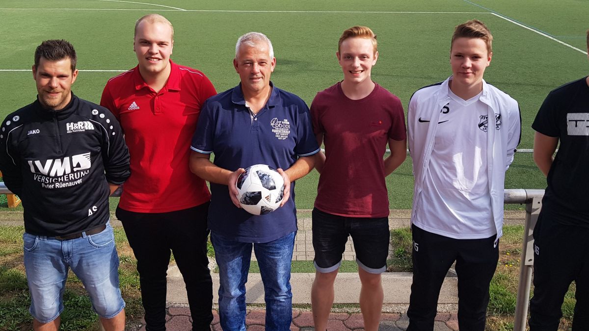 Der Jugendvorsitzende Christof Saure (Dritter von links) mit dem neuen Jugend Trainer Andre Sternal, Marvin Volpert, Nils Mertens, Daniel Höffer und Jonas Mertens (von links). von privat