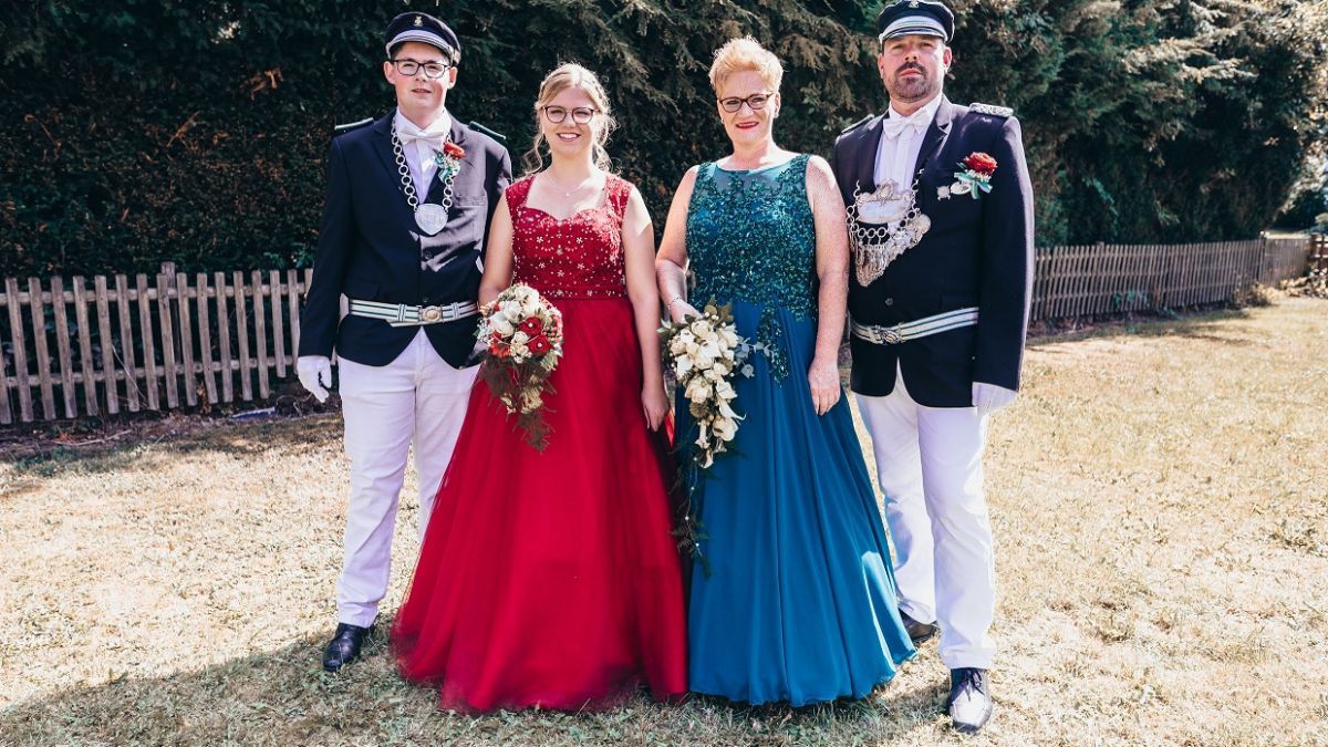 Das Jungschützenkönigspaar Yannick Walkenbach (links) und Melina Ommer sowie das Königspaar Christina und Marc Tönnesmann. von privat