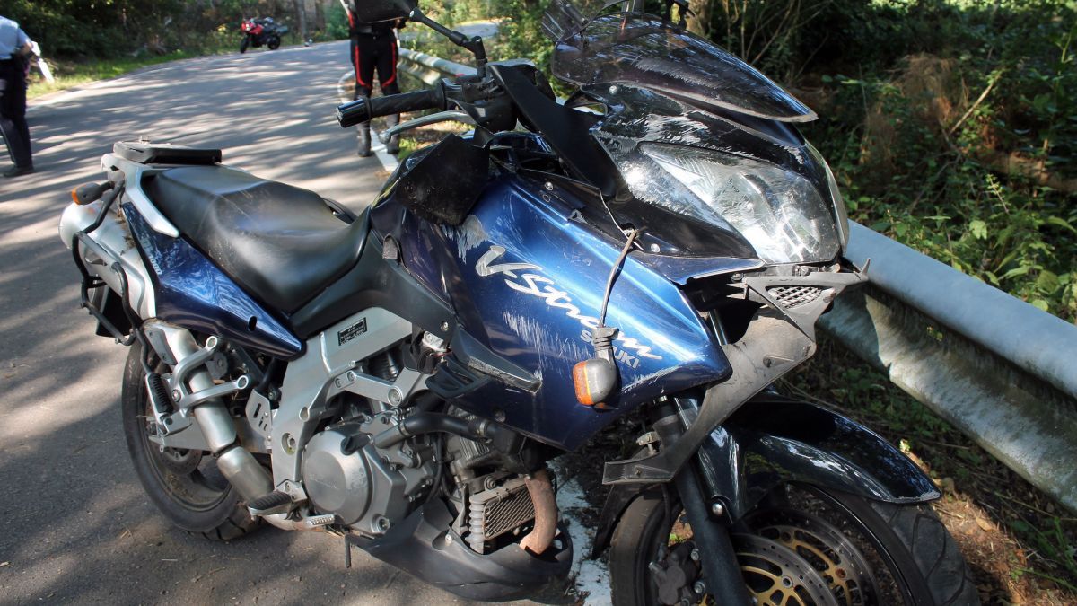 Das Motorrad des verunglückten 55-Jährigen wurde stark beschädigt. von Polizei Olpe