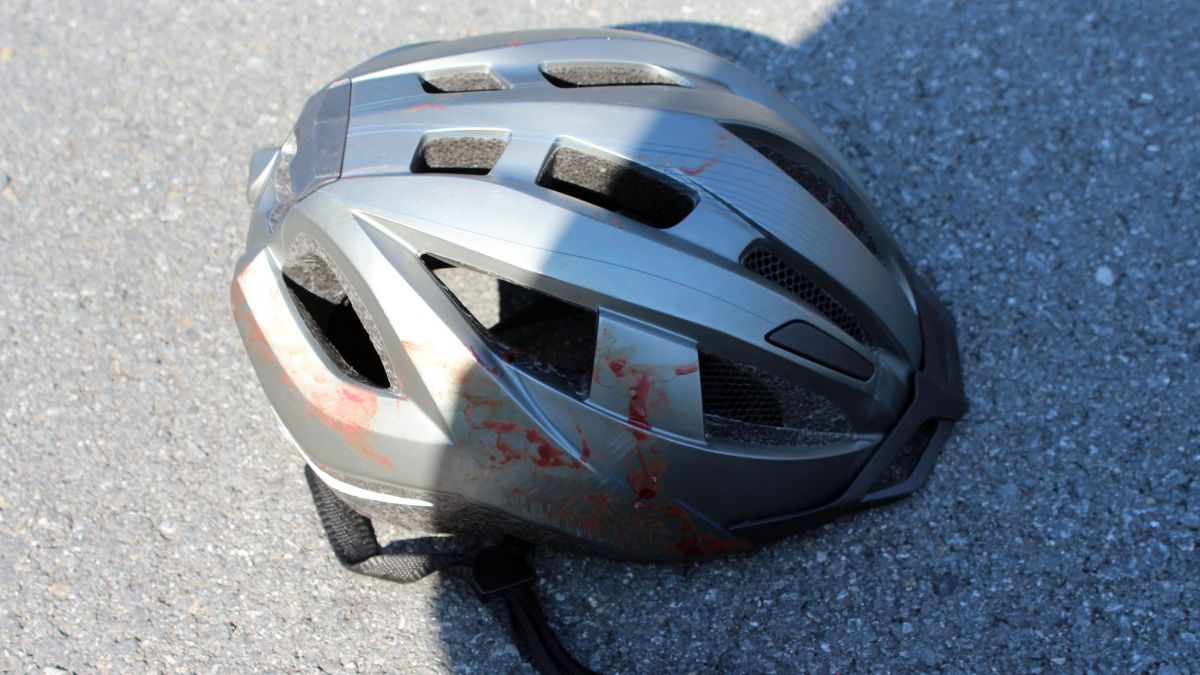 Der Helm des verunglückten Pedelec-Fahrers verhinderte wahrscheinlich noch Schlimmeres. von Polizei Olpe